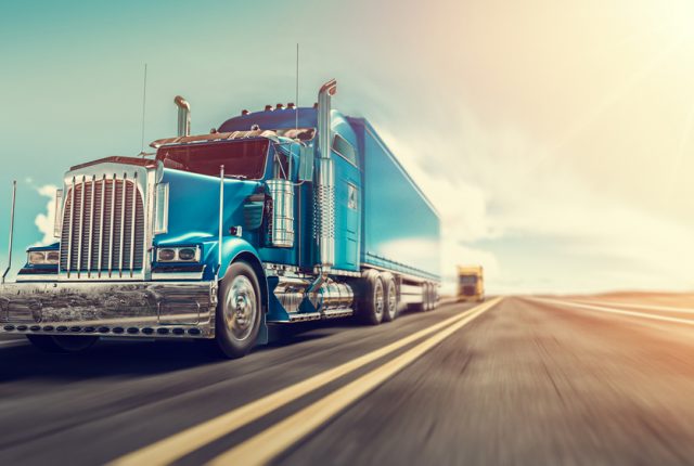 トラック運転手がテクノロジーを駆使して仕事を変える方法や使えるアプリを紹介